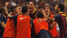BARCELONSKÁ RADOST Adriano Correia (uprostřed) od spoluhráčů z Barcelony...