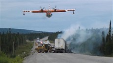 Letadlo hasí hoící kamion na kanadské silnici Trans-Labrador Highway.
