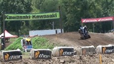 Jezdec Thomas Brown nezvládl dopad po skoku a udlal se svou tykolkou salto....