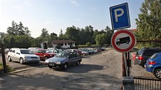 V ikov ulici v centru Havlíkova Brodu nechávají své vozy stovky idi....