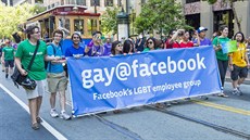 Mark Zuckerberg a jeho zaměstnanci se zúčastnily pochodu Gay Pride v San...