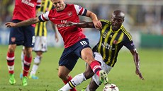 SOUBOJ O MÍ. Bude úspnjí Pierre Webo z domácího týmu Fenerbahce (vpravo),...