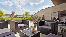 Kaskádovité zasazení obytných dom v jiním svahu zaruuje vem obyvatelm