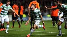 James Forrest z Celtiku Glasgow se raduje z gólu, kterým v záv�ru duelu s...
