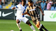 Liberecký Isaac Sackey (vlevo) v souboji s Luisem Fernandem Murielem z Udinese.