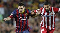 Lionel Messi z Barcelony. proniká obranou Atlétika Madrid. Atakuje ho Arda...