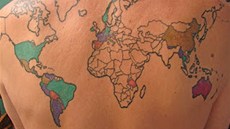 Amerian William Passman z Louisiany si nechal na záda vytetovat mapu svta. Do...