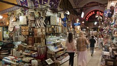Tržiště z 15. století Kapali Çarşí, které zastřešuje přes 3 600 obchodů, denně...