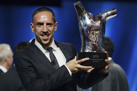 S TROFEJ. Franck Ribry z Bayernu Mnichov pzuje s trofej UEFA pro nejlepho...