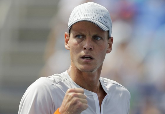 eský tenista Tomá Berdych zatíná pst po povedené výmn ve 2. kole US Open.