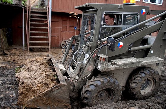 Vojáci odklízejí následky povodní - Vojáci pomáhají odklízet následky bleskové
