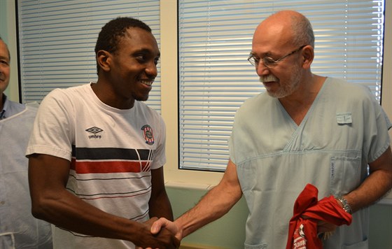 Mohamed Traoré pedává lékai Petru ernému fotbalový dres, jako malé...