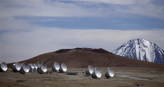 Antény teleskopu ALMA v poušti Atacama