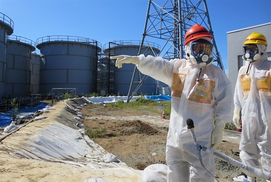 Obrázek z návtvy japonského ministra prmyslu u nádrí ve Fukuim I v...
