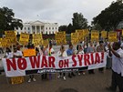 Lidé protestovali proti invazi do Sýrie i ped Bílým domem ve Washingtonu. (30.