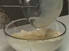Nalehané mléko s vajíkem pilijte do misky s moukou smíchanou s kypícím...