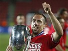 S TROFEJÍ. Franck Ribéry oslavuje s trofejí pro vítze Superpoháru.