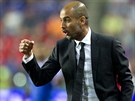 Trenér Bayernu Pep Guardiola vysvtluje své zámry Jerome Boatengovi.