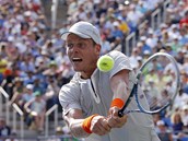 esk tenista Tom Berdych returnuje ve 2. kole US Open.