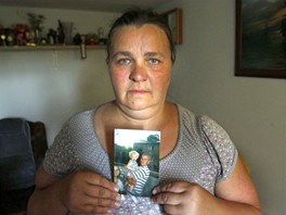 Uklízeka Katarzyna Wawrzyniaková (52), drí fotografii svého syna,...