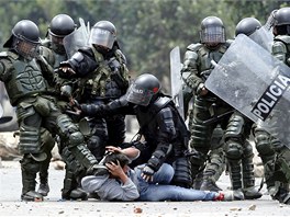 BOJ. Kolumbijský policista kope do demonstranta, který se brání zatení....