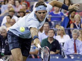 KONEC. Juan Martn del Potro vypadl ve druhm kole US Open s Lleytonem...