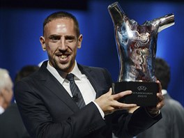 S TROFEJ. Franck Ribry z Bayernu Mnichov pzuje s trofej UEFA pro nejlepho...