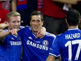 Strjci prvního gólu Chelsea. Uprosted stelec Fernando Torres, vlevi nahráva...