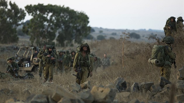 Izraelt vojci se astn cvien v Golanskch vinch (30. srpna 2013) 