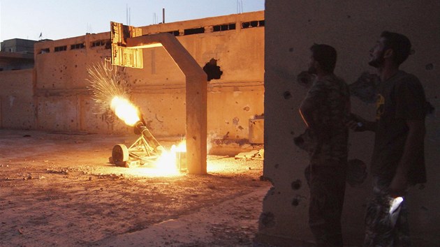Rebelov sleduj vypoutn rakety proti vldnm silm ve mst Dajr az-Zaur (30. srpna 2013) 