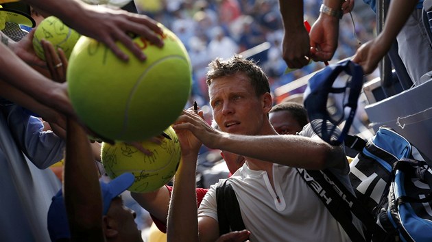 esk tenista Tom Berdych se podepisuje fanoukm po postupu do 3. kola US Open.