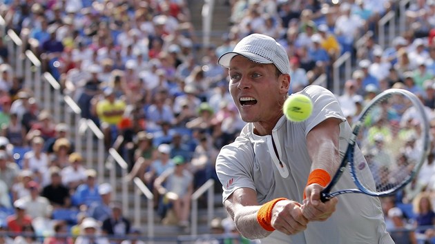 esk tenista Tom Berdych returnuje ve 2. kole US Open.