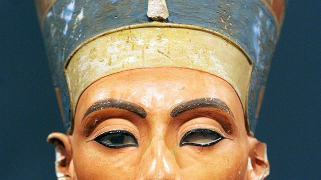 První oční linky a přípravky na řasy se objevily už ve starém Egyptě. Tehdy se nejčastěji vyráběly z tmavých minerálů a používaly se na horní i dolní víčko - dokazuje to i známá socha královny Nefertiti.
