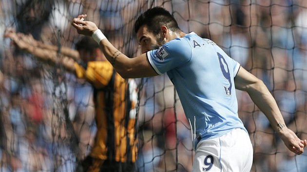 DMY A PNOV, TEN GL JE PRO VS. tonk Manchesteru City Alvaro Negredo (v modrm) oslavuje branku v zpase proti Hull City.