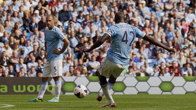 90. MINUTA - 2:0. Yaya Toure (vpravo) pl z volnho pmho kopu. Manchester City zvil veden na 2:0 a porazil Hull City.