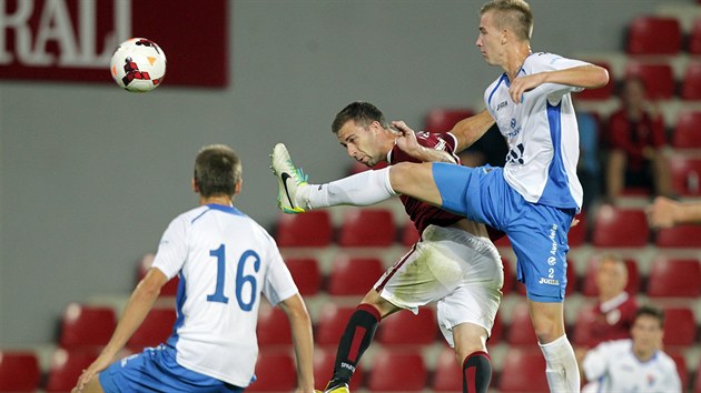 VYROVNNO. Josef Hubauer (v rudm) stl vyrovnvac branku proti Banku Ostrava. Sparta v prvnm poloase pestlela soupee 15:2.