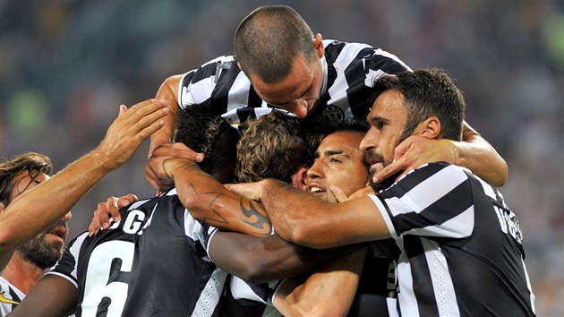DVOUGLOV VIDAL. Zlonk Juventusu Arturo Vidal (druh zprava) slav jeden ze svch gl do st Lazia m.