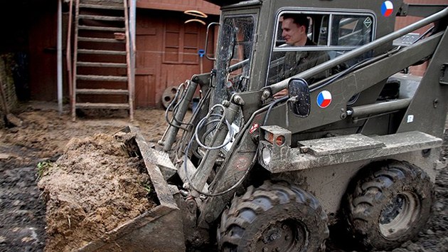 Voj�ci odkl�zej� n�sledky povodn� - Voj�ci pom�haj� odkl�zet n�sledky bleskov� povodn� na Jesenicku.