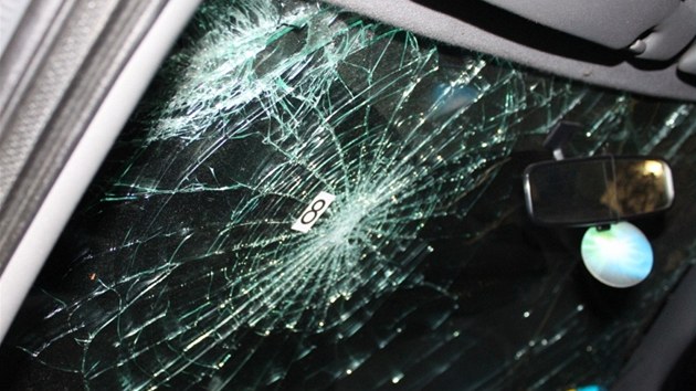 Opilec pi nehod hlavou rozbil eln sklo vozu, nic vnjho se mu vak nestalo. (29. srpna 2013)