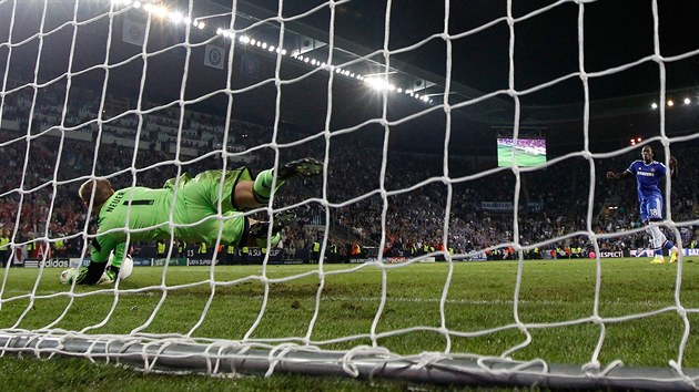 KLÍOVÝ ZÁKROK. Nmecký gólman Manuel Neuer likviduje penaltu a rozhoduje o...