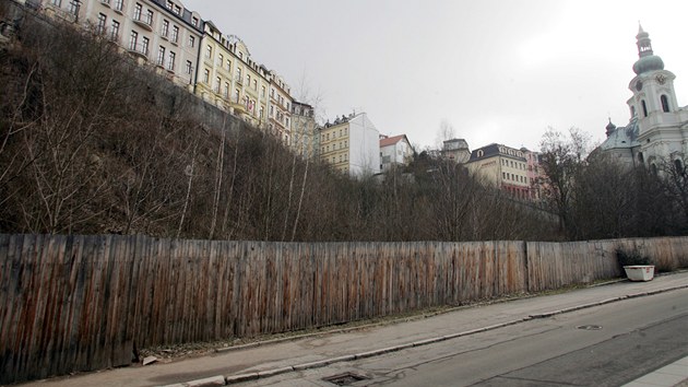 Proluka u Vdeln kolondy, kde ml stt hotel Grand Majestic. Radnice tam plnuje park.