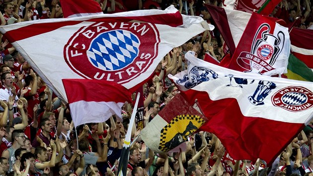 Fanouci Bayernu Mnichov v ochozech sstadionu v Edenu.