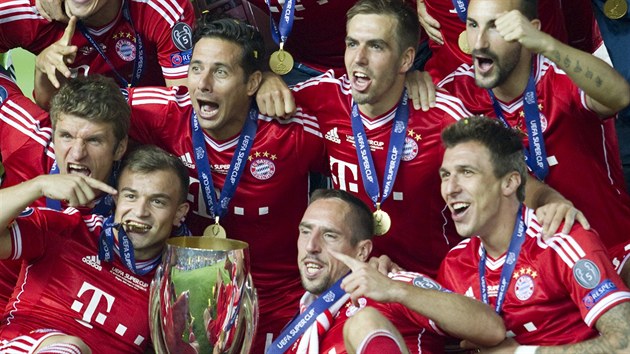 Fotbalist Bayernu Mnichov se raduj z triumfu v Superpohru.