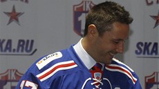 Ruský útoník Ilja Kovaluk (vlevo) by mohl zamíit do nov vznikajícího klubu KHL v Pekingu.