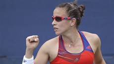 Argentinská tenistka Paula Ormaecheaová si vyplétá rakety sama.