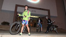 Zvlátní výprava cyklist si v noci na tvrtek pipomnla poválený pochod...