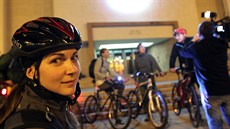 Zvlá�tní výprava cyklist� si v noci na �tvrtek p�ipomn�la povále�ný pochod...