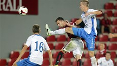 NEPOSLUNÝ BALON. Ostravský fotbalista Dominik Kraut se v ligovém utkání ene za míem. Te bude moná nastupovat v obran.