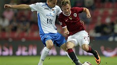 POVEDU SI TO PO LAJN. Sparanský záloník Ladislav Krejí (vlevo) vyráí na...