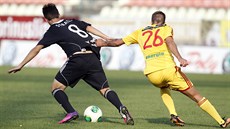 NETAHEJ M�! Úto�ník P�íbrami Luká� Stratil (vlevo) se sna�í vyrazit na zte�,...